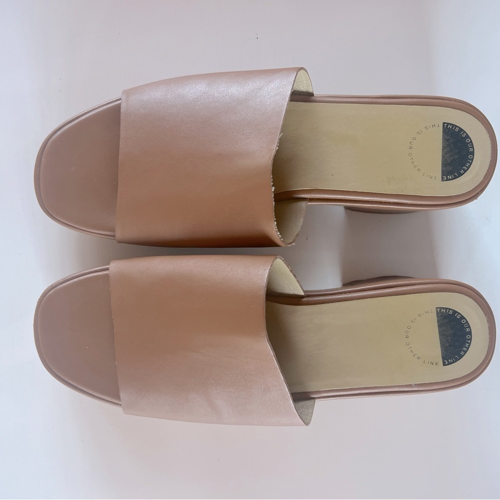 Internationally blank, brown 90’s style wedges, size 8